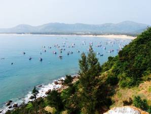 Bãi biển Tân Phụng nhìn từ Mũi Vi Rồng   Ảnh Lê Thanh