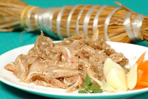 Món ăn miền Trung có tên gọi lạ, gói trong rơm khô "hút" khách sành ăn